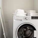 Spacious 2Br Near Attractions By Hm