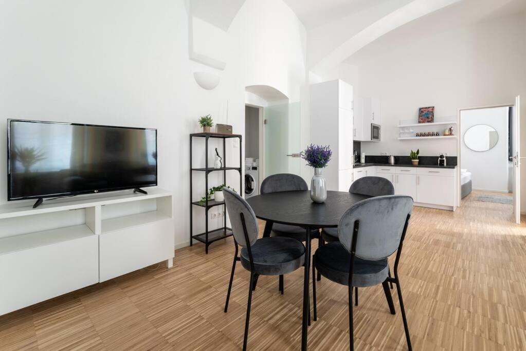Spacious 2br Near Attractions By Hm Appartement